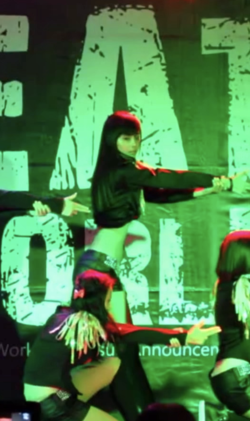 嘻小瓜在IG上回憶並分享了子瑜13年前站上 C 位表演的畫面。（圖／翻攝自嘻小瓜IG）