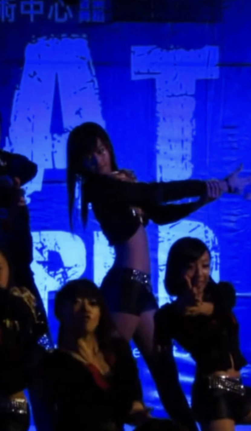 嘻小瓜在IG上回憶並分享了子瑜13年前站上 C 位表演的畫面。（圖／翻攝自嘻小瓜IG）