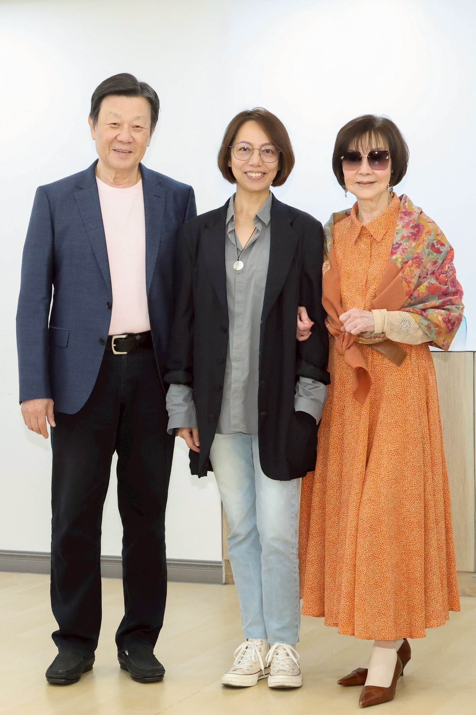 寇世勳（左起）、新銳導演宋康欣、資深演員歸亞蕾出席電影「拾光」殺青記者會。（圖／光譜映像）