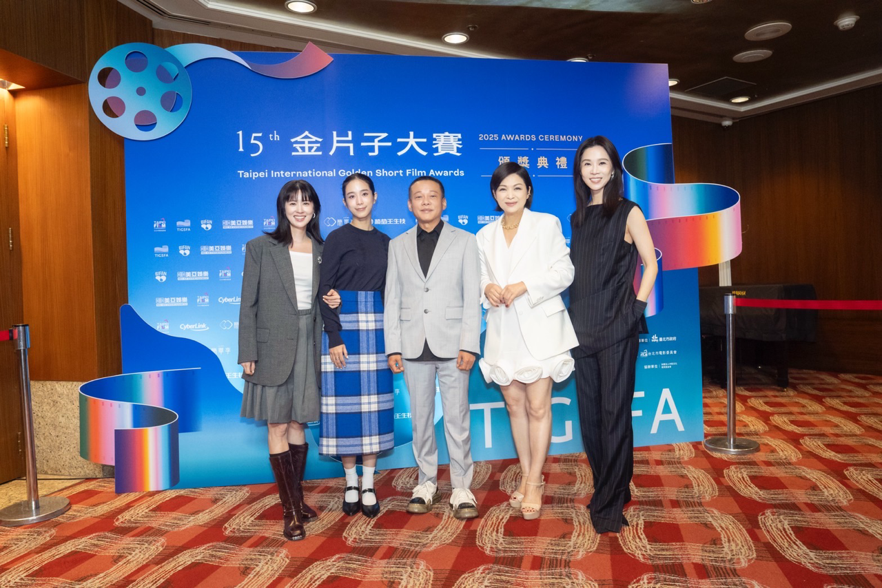 2025金片子大賽頒獎典禮，歷屆代言人林予晞（左起）、温貞菱、李康生、楊貴媚、謝盈萱盛裝出席。（圖／台北市電影委員會提供）