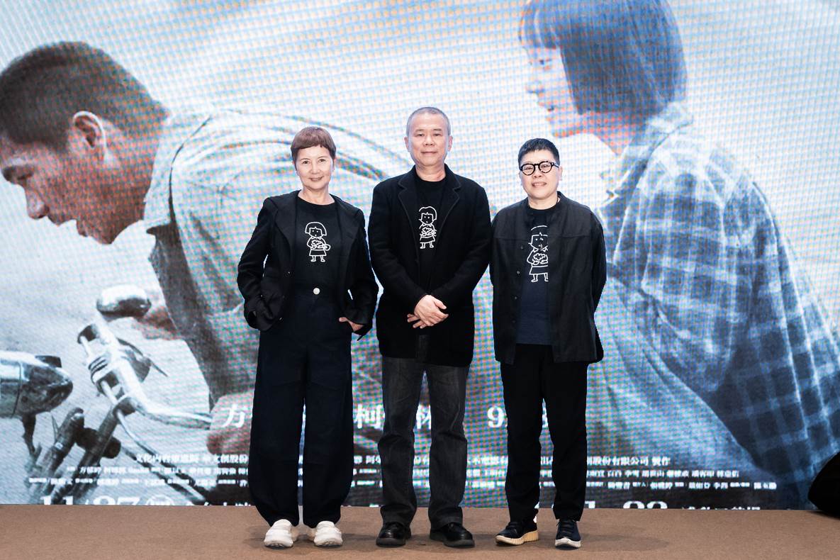 監製李烈（左起）、導演陳玉勳、監製葉如芬率領眾多卡司出席電影《大濛》首映會。（圖／華文創）