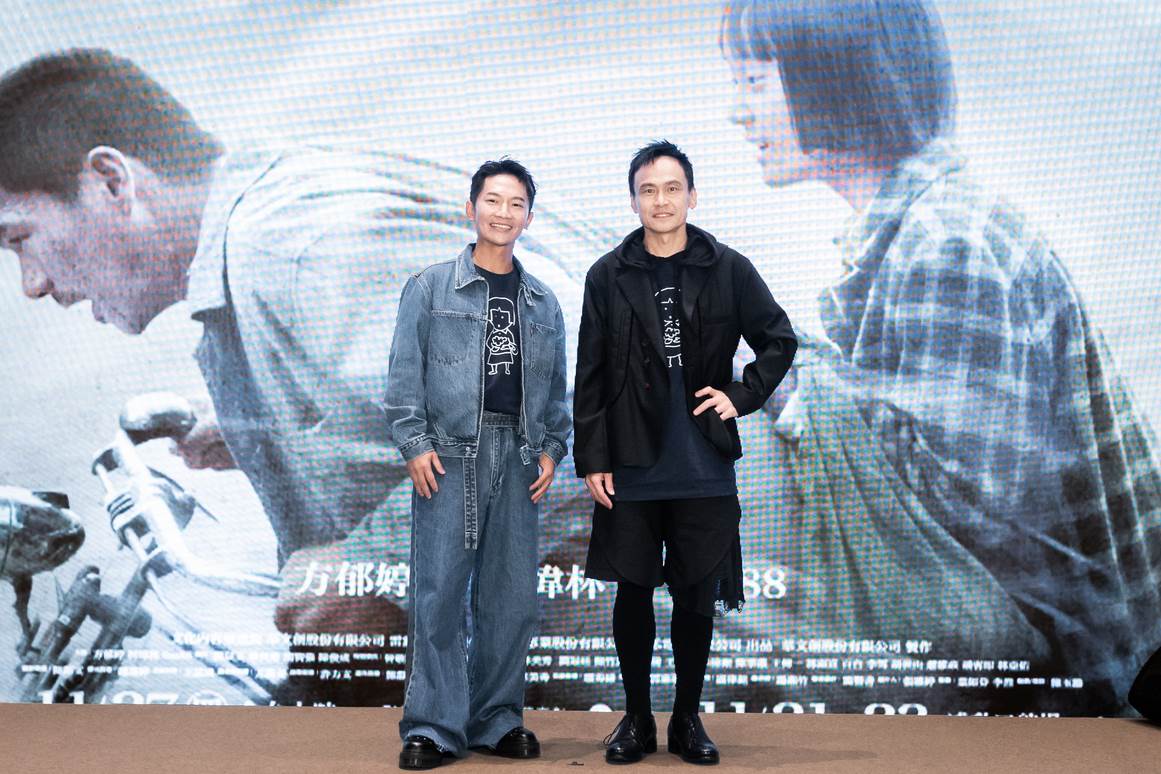 蔡昌憲（左）與陳以文（右）在《大濛》中飾演特務，兩人和柯煒林有一場精彩的扭打刺殺動作戲。（圖／華文創）