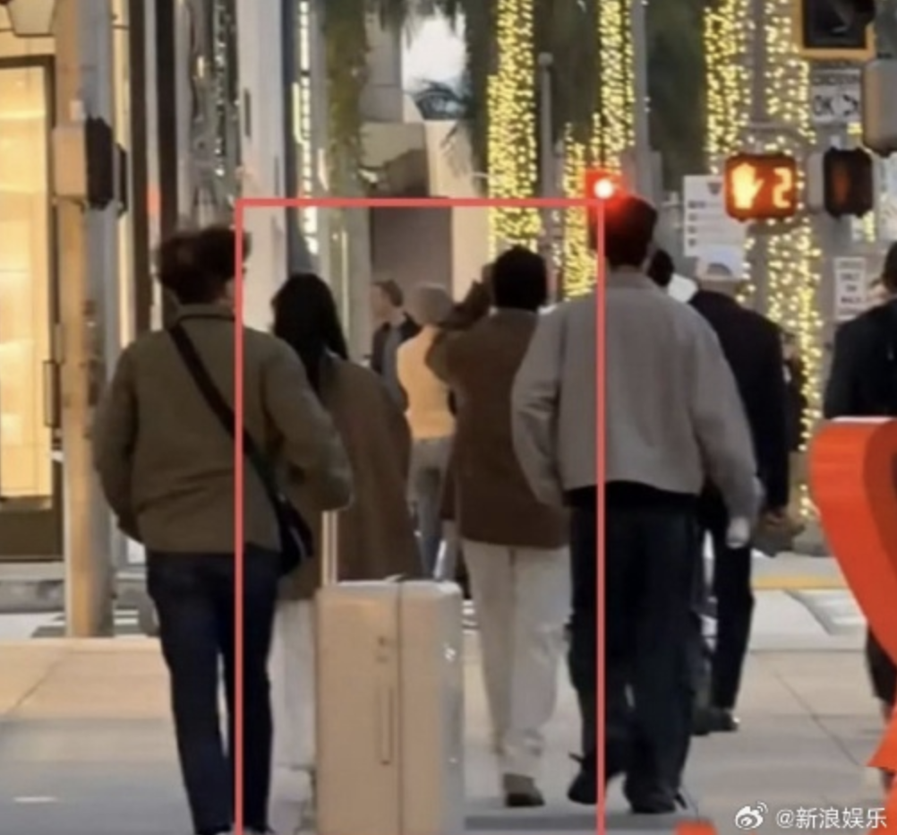 陸網瘋傳林俊傑與七七穿情侶裝約會。（圖／翻攝自微博）