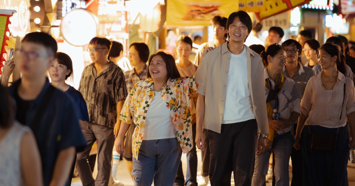 鍾欣凌和信在《我們的藍調時光》逛夜市，有著36公分的最萌身高差。（圖／米神國際）