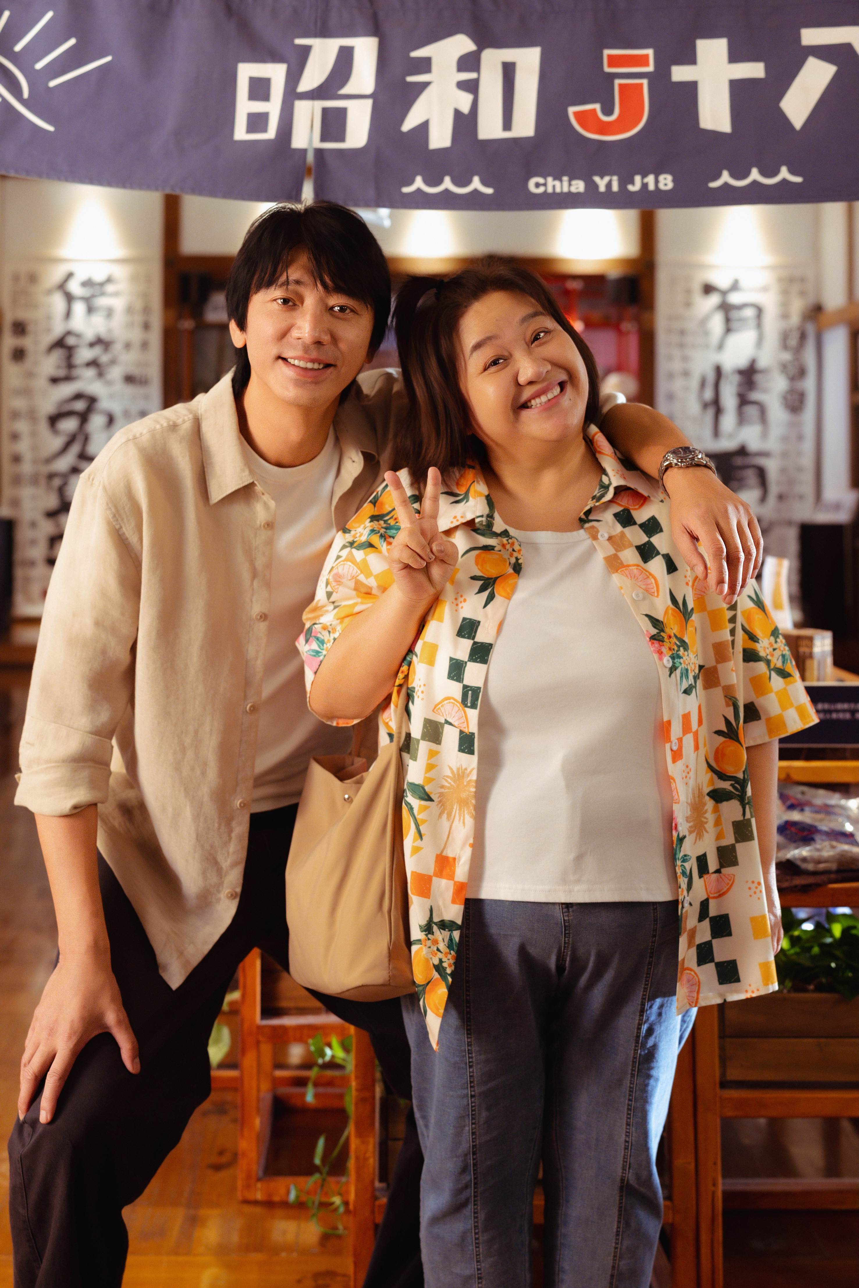 信拍《我們的藍調時光》很貼心，為了配合鍾欣凌特別站八字合照。（圖／米神國際）