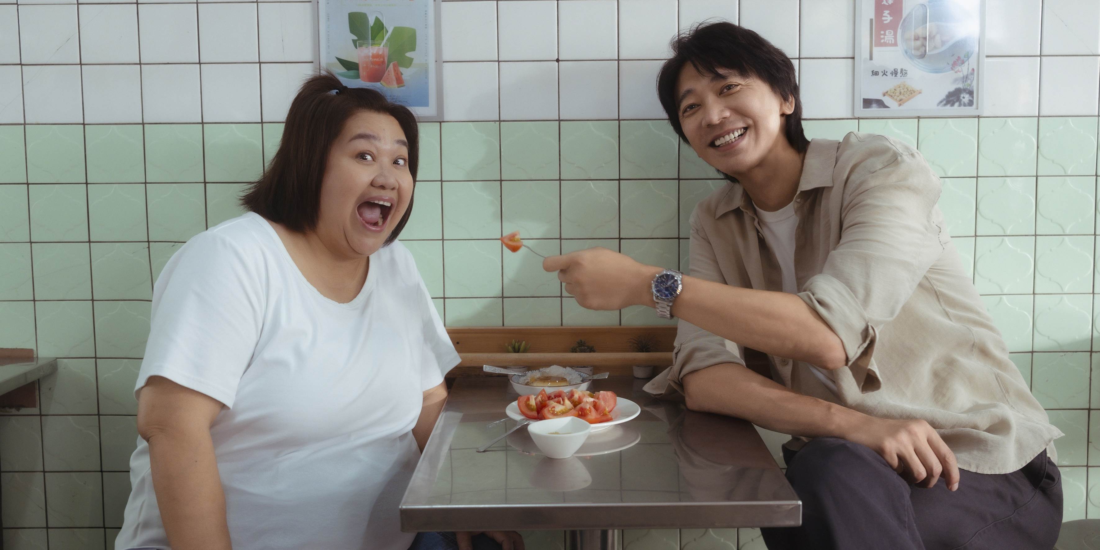 信拍《我們的藍調時光》餵鍾欣凌吃東西，呈現粉紅泡泡。（圖／米神國際）