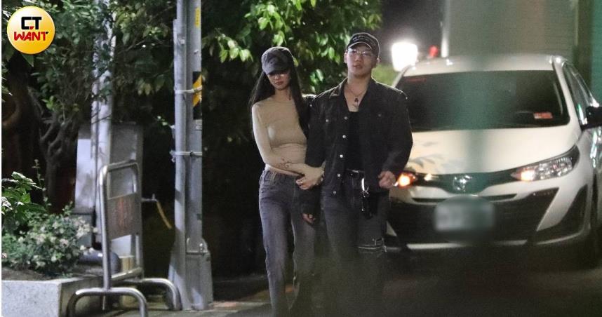 ØZI和女友Jane，兩人在柯震東家的酒吧外親密互動，完全不顧旁人眼光。（圖／CTWANT）