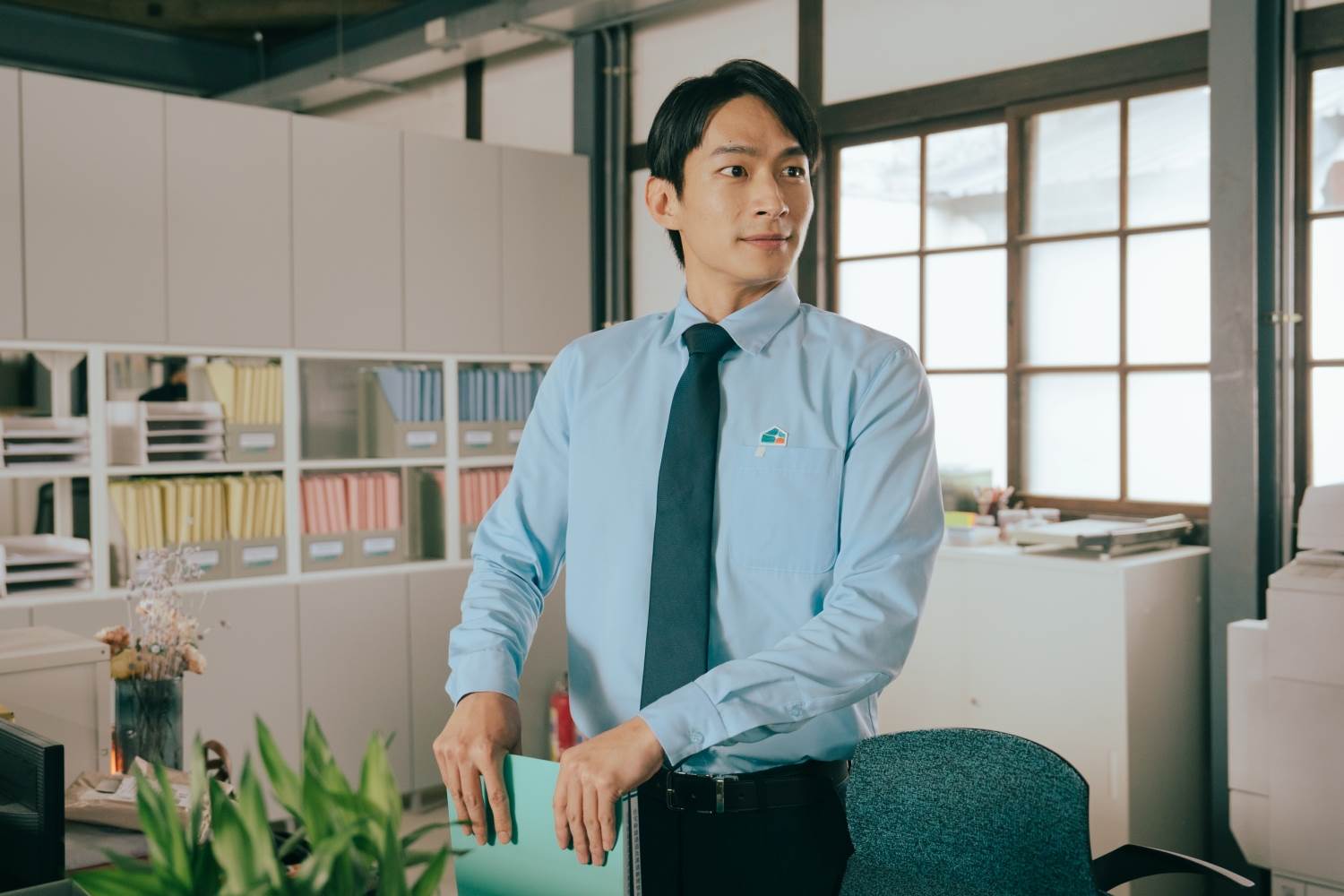 黃河在《人生只租不賣》飾演事務所所長，是無靈魂的上班機器。(圖／公視台語台提供)