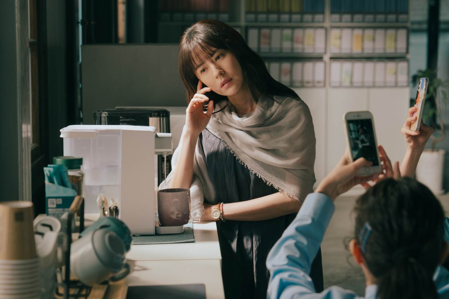 林予晞在《人生只租不賣》飾演神秘的嵐姐，是個冷面笑匠。(圖／公視台語台提供)