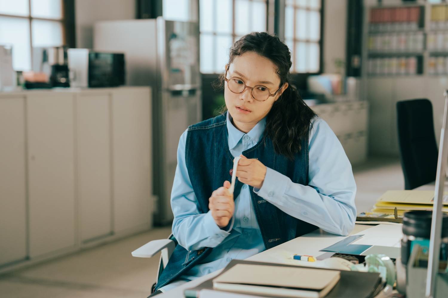王真琳在《人生只租不賣》飾演性格內向的水電工珊珊。(圖／公視台語台提供)