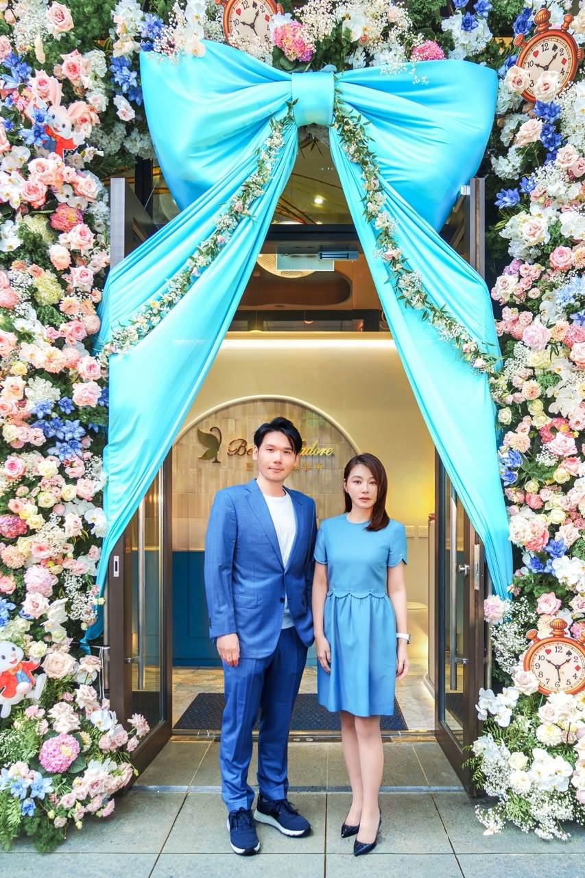 薛博仁（左）與陳怡蓉迎來新店開幕。（圖／聖緹雅醫療集團提供）