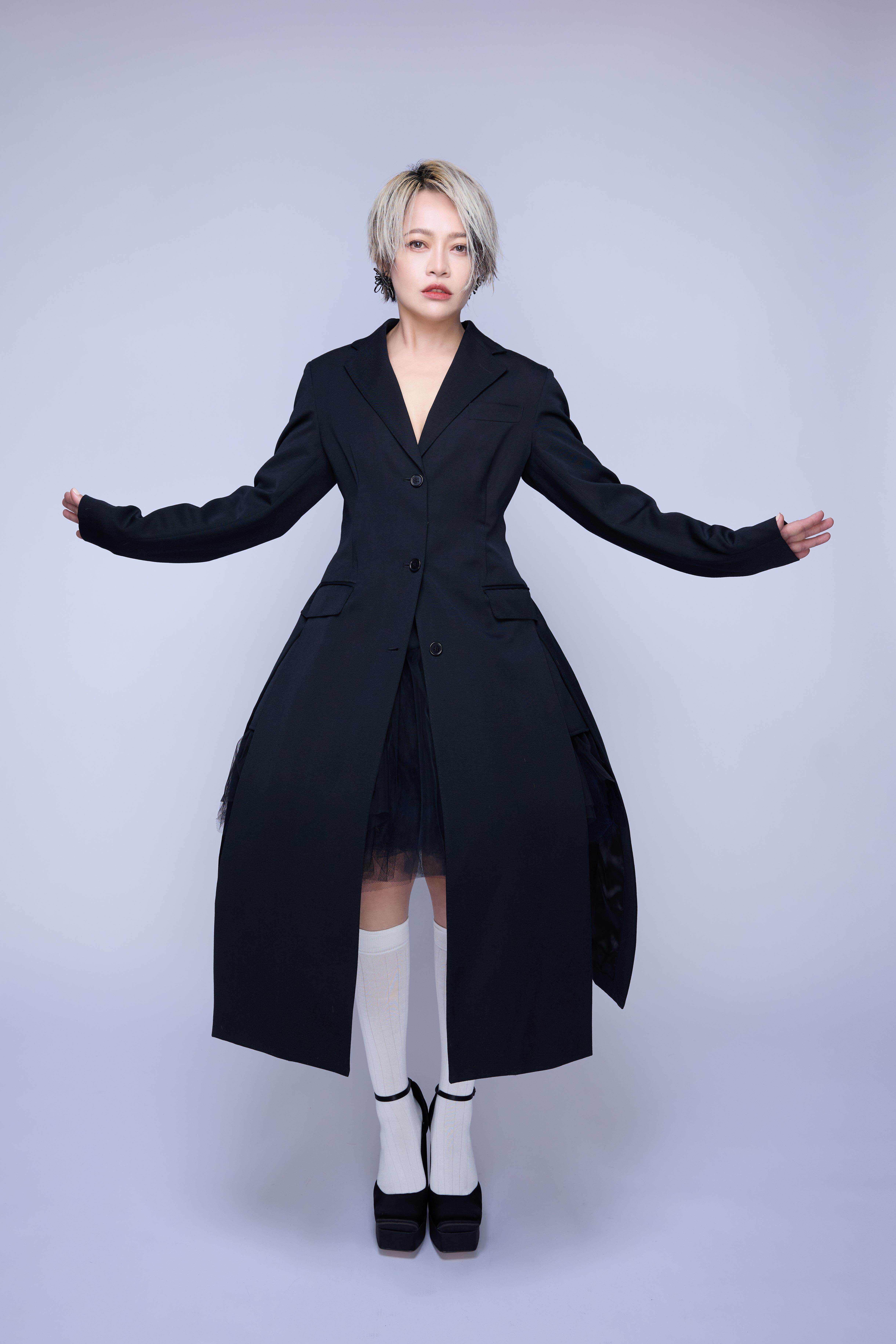 戴愛玲許願明年可以迎來桃花。（圖／華納音樂提供）