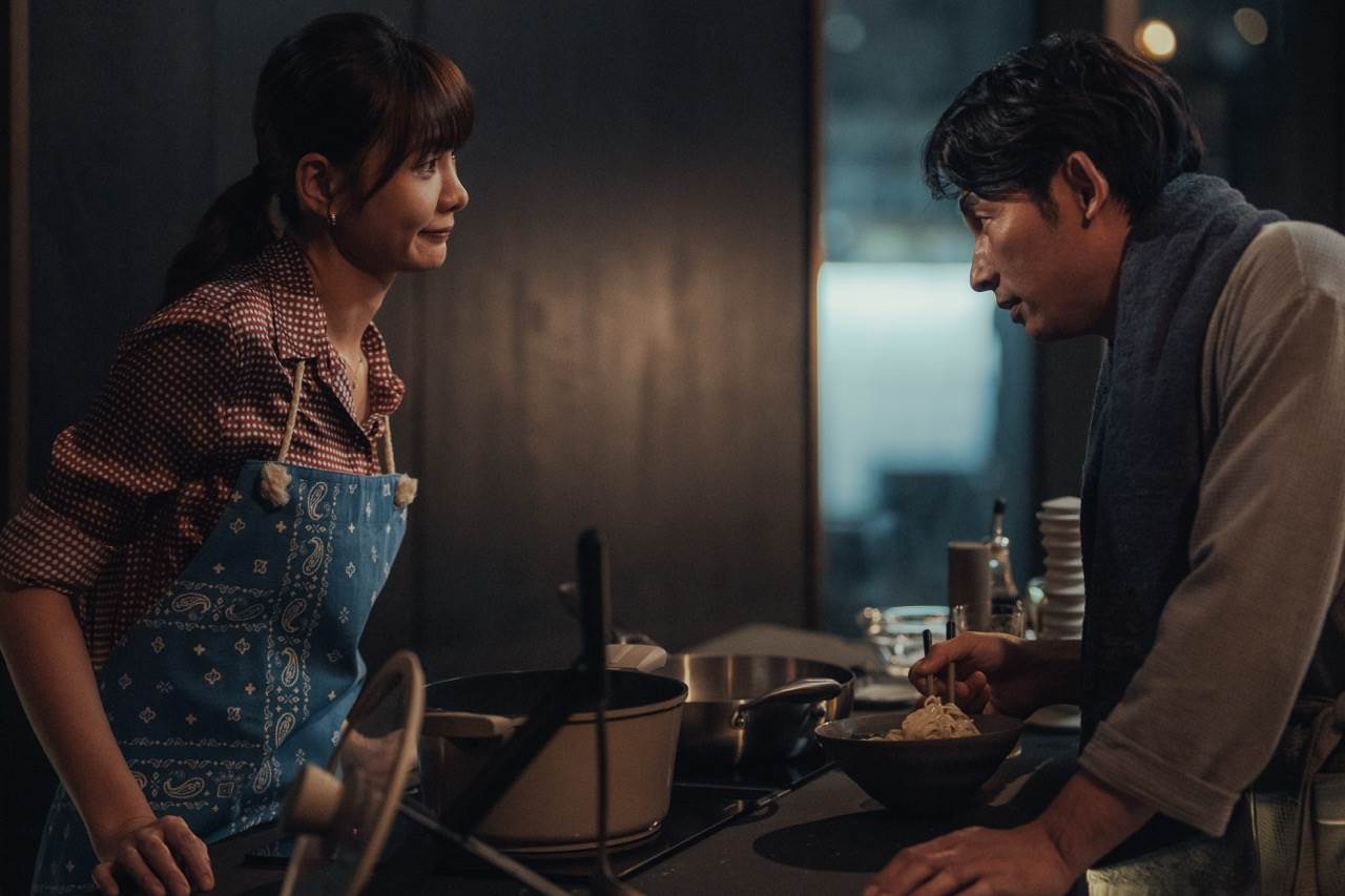 《整形過後》温昇豪（右）形容劇中飾演護理師的安心亞（左）是他身邊最適合的女人。（圖／六魚文創提供）