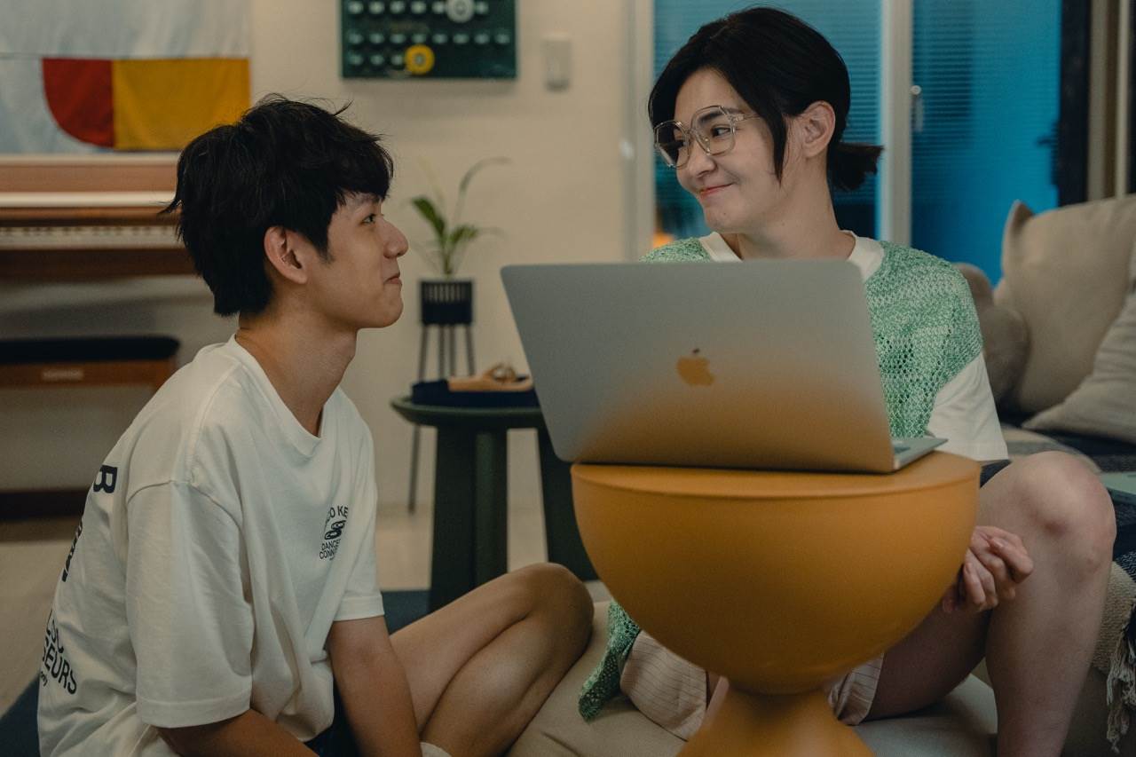 《整形過後》洪暐哲（左）飾演的護理師堪稱張榕容（右）的第一粉絲，整天圍繞在她身邊打轉。（圖／六魚文創提供）