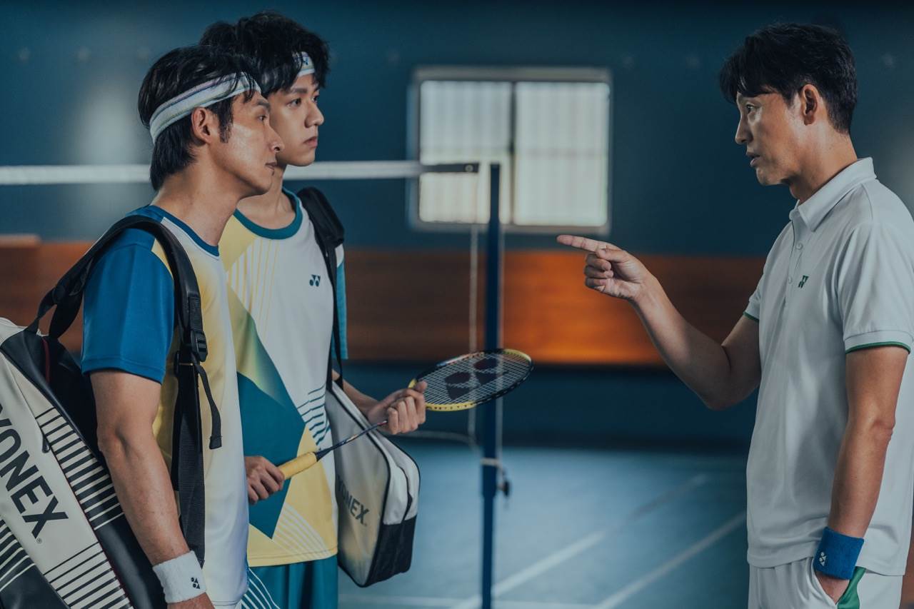 《整形過後》温昇豪（左1）與李廷鎮（右）、洪暐哲（左2）三男為張榕容失控。（圖／六魚文創提供）