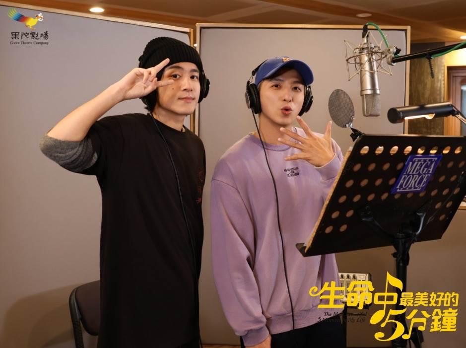 楊奇煜飾演的男主角穿梭時空，遇見了與自己相像的高中青年(鎮萬鈞 飾)。（圖／果陀劇場提供）