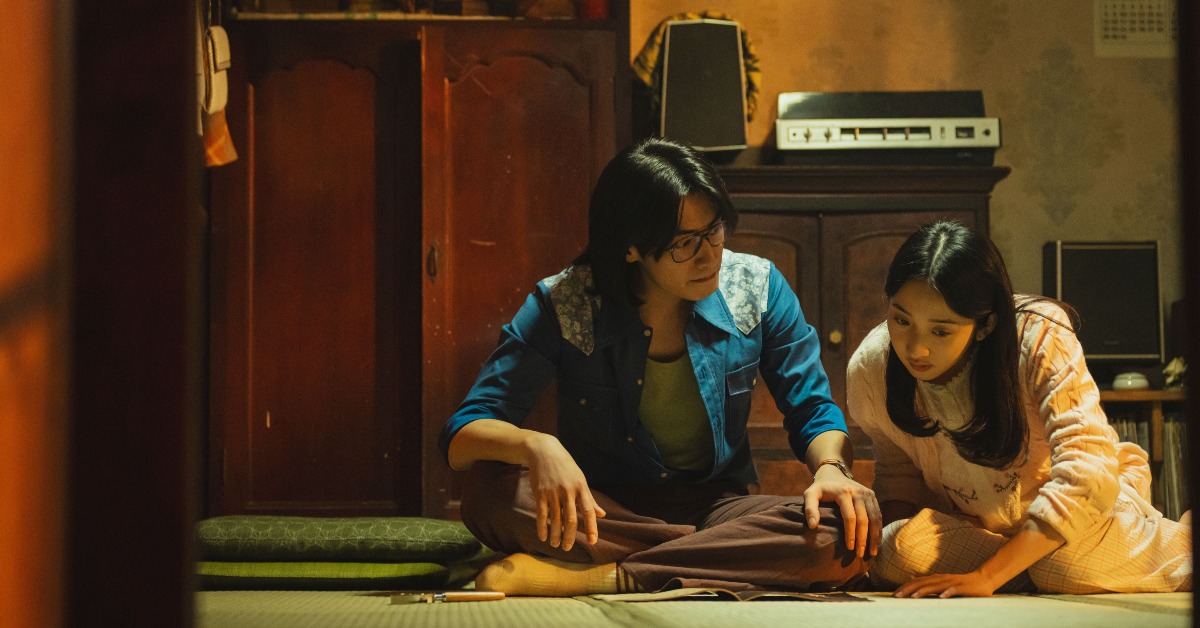 宋柏緯飾演的弘國電影中默默守護在李沐飾演的賢英身邊。（圖／瀚草文創GrX STUDIO）