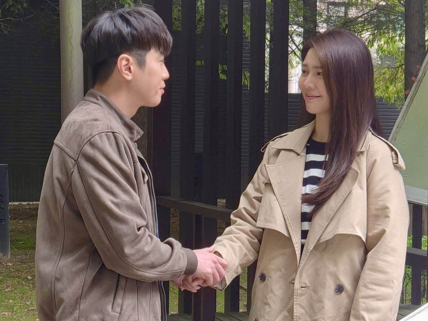 白家綺與老公吳東諺在劇中成亡命鴛鴦，對戲時忍不住笑場。（圖／民視提供）