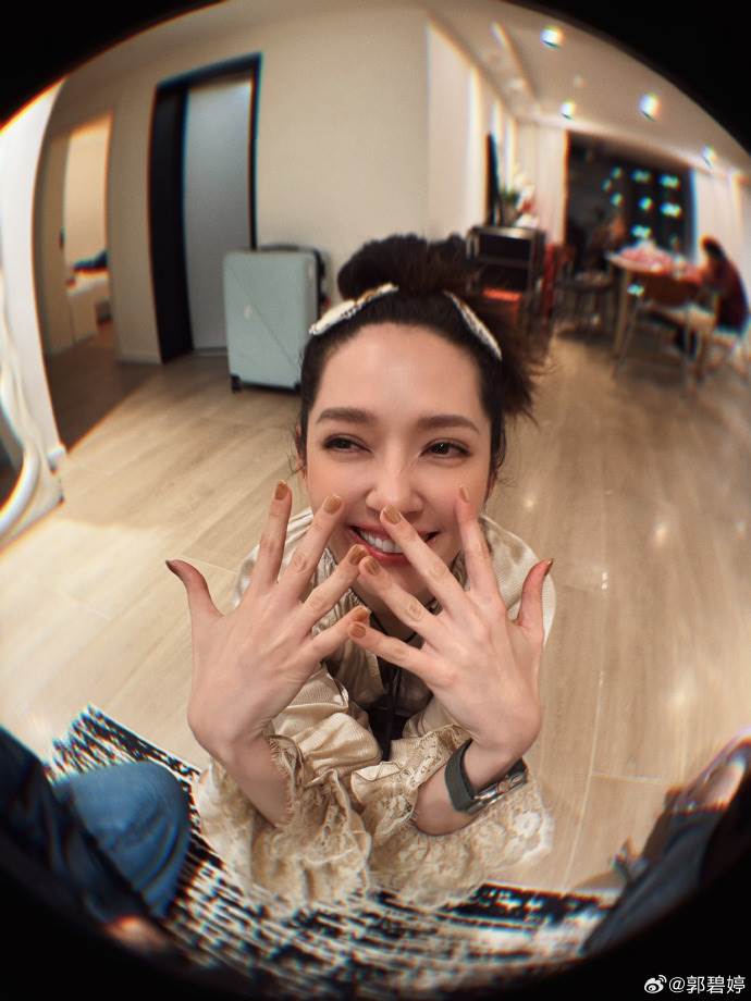 女星郭碧婷曬出自拍被認成向太。（圖／翻攝自郭碧婷微博）