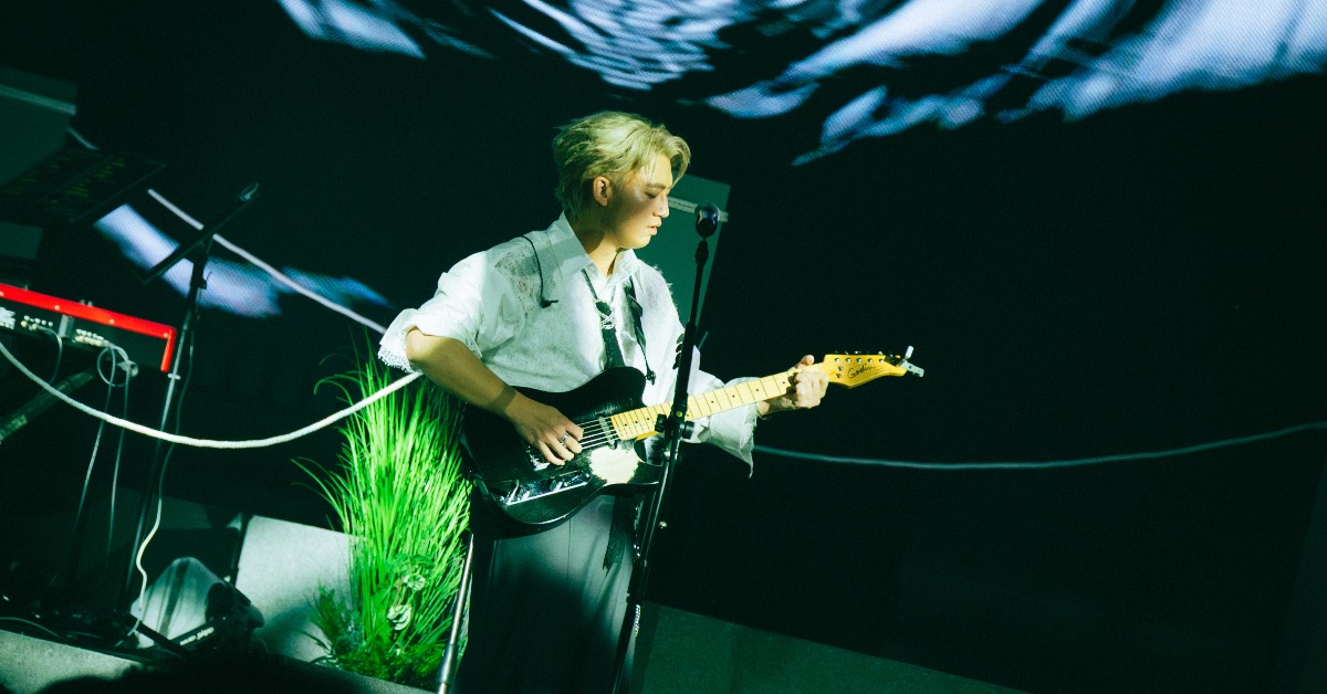 吉他手嘉恩被戲稱是「渣男頭」。（圖／Who Cares胡凱兒提供）