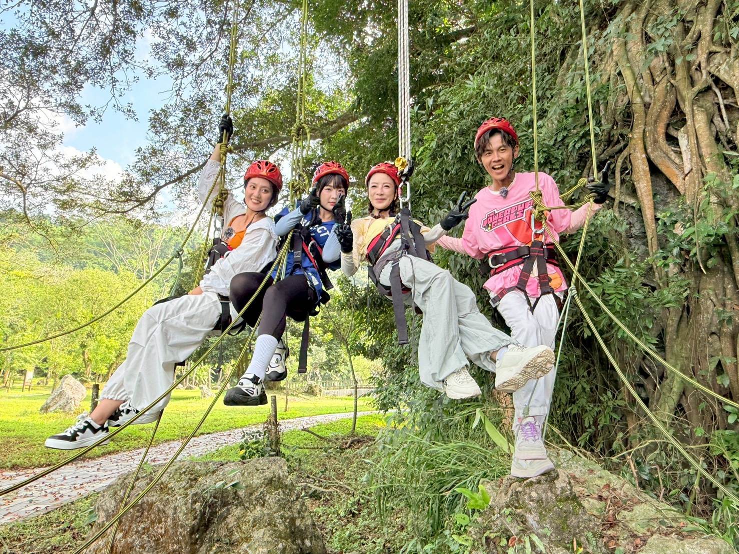 顏曉筠（左起）、籃籃、楊繡惠以及阿翔挑戰<a href='https://star.ebc.net.tw/search/tags/高空滑索/' target='_blank'>高空滑索</a>垂降。（圖／民視提供）