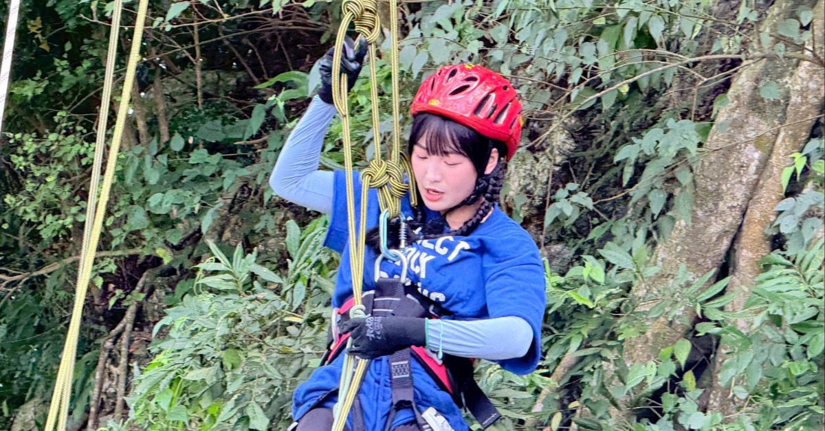 籃籃挑戰高空滑索垂降突卡在半空。（圖／民視提供）