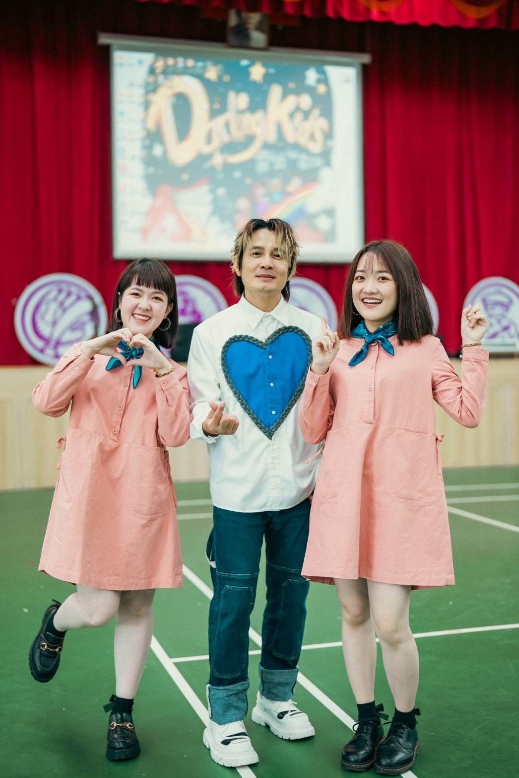 羅文裕攜手客家甜美女聲彤溫岑二重唱現身校園。（圖／中央客委會提供）