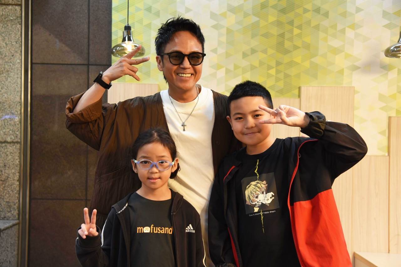 徐詣帆（中）攜兒女朝聖阿甯咕。（圖／夢田影像提供）