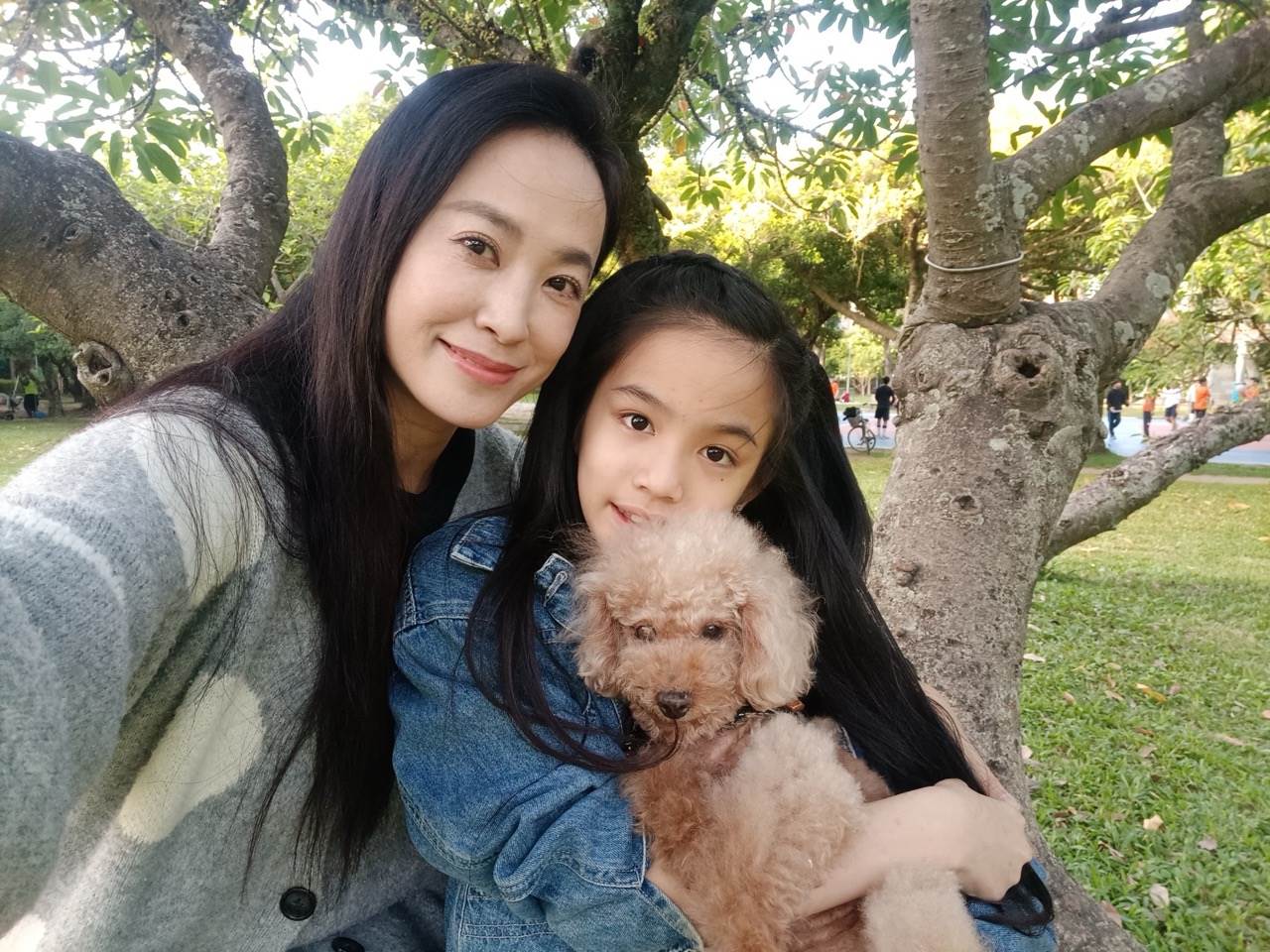 《小兒子阿甯咕》王以路（左）與9歲女兒蛋蛋及愛犬妮妮。（圖／夢田影像提供）