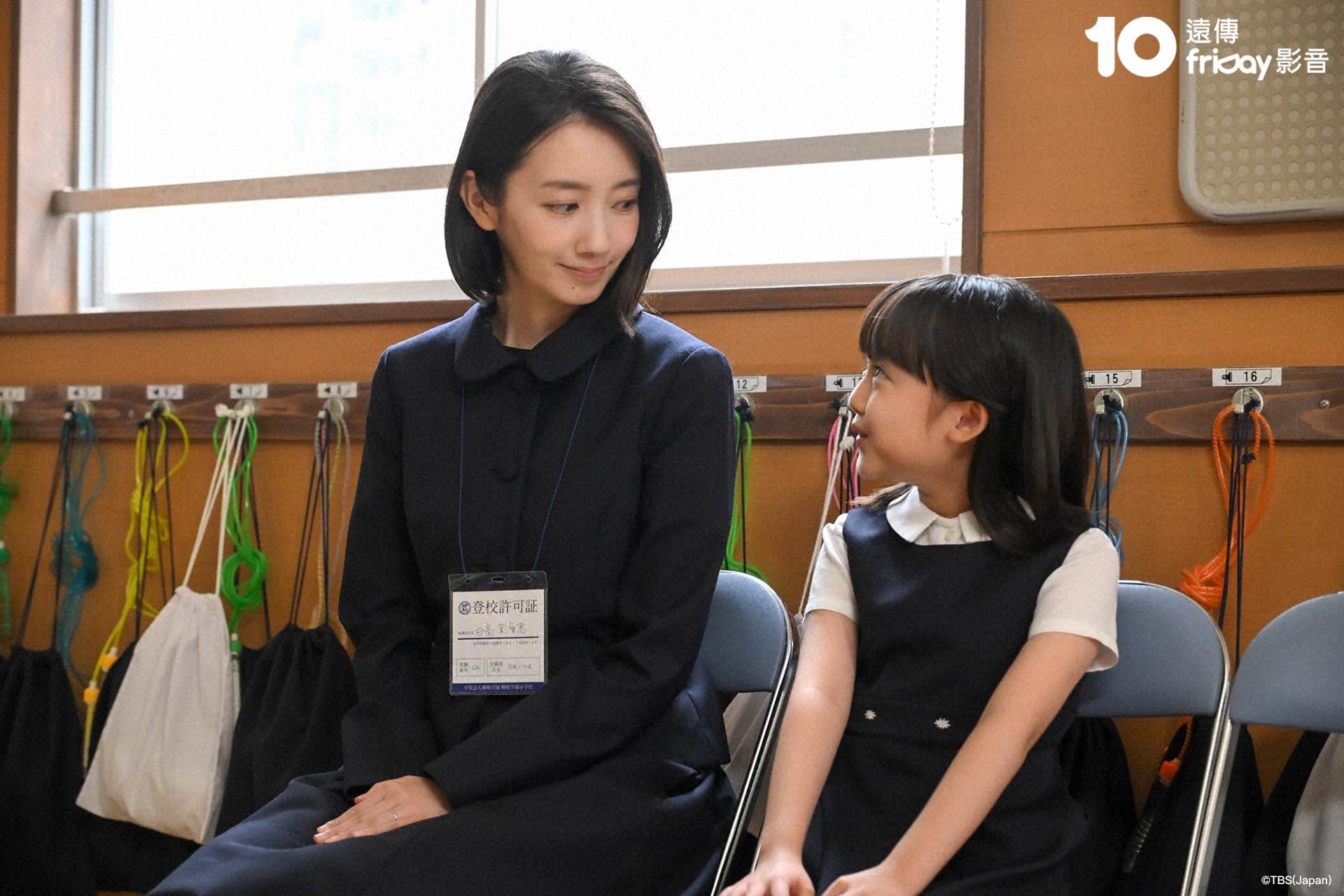 日劇《冒牌媽咪》女主角波瑠和童星池村碧彩。（圖／friDay影音提供）