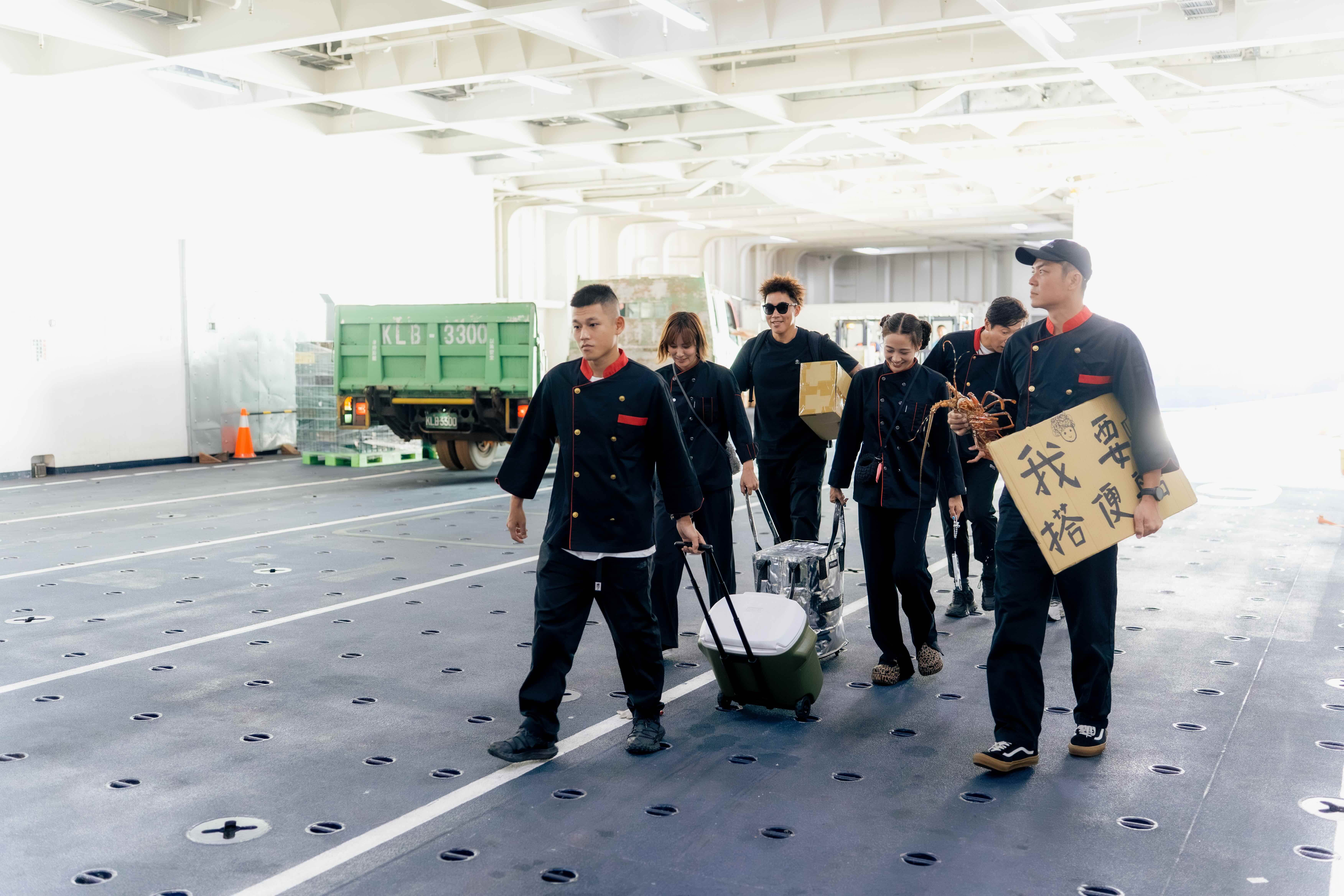 眾人複製海上廚師的餐點風味，為登船的乘客備妥豐盛的料理。（圖／好看娛樂提供）