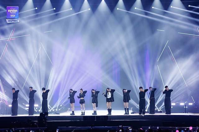 女團MEOVV演出〈Burning Up〉時候，更是直接全曲改成〈TURN IT UP〉。（圖／翻攝自MAMA IG）