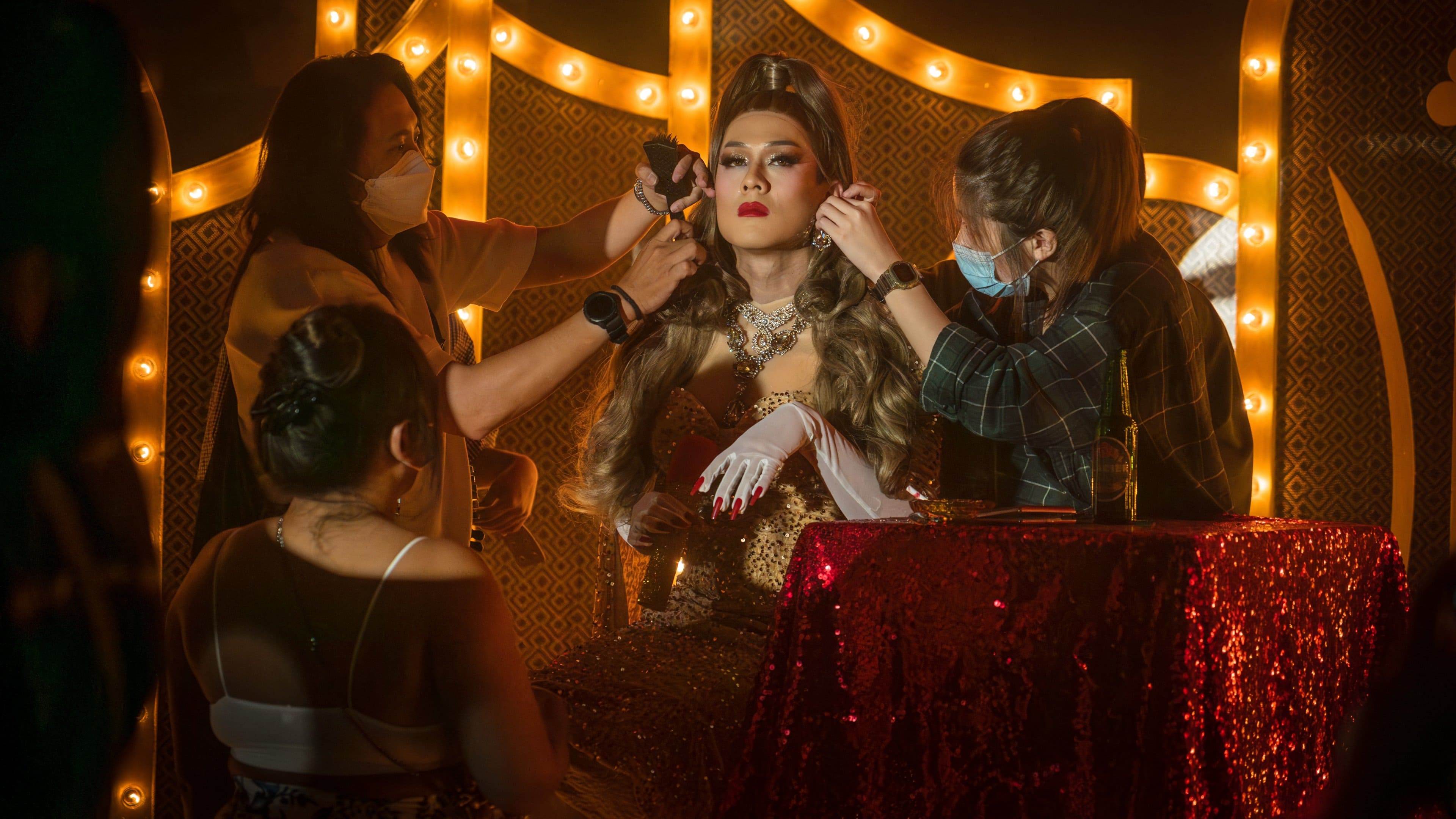 《好孩子》幕後花絮照2_每當許瑞奇換造型或是需要補妝，就會有好幾雙手同時在他身上忙碌著。（圖／甲上娛樂提供）