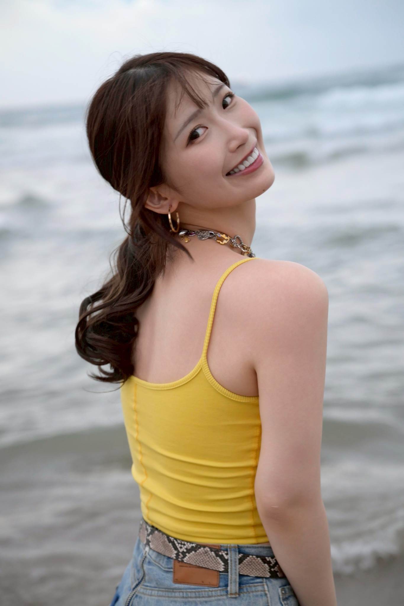 日本AV超人氣女優美園和花的《棉花糖娘》延續她在上一本寫真集《百花日和》裡展現的柔軟特質。（圖／ADULTOPIA大人國提供）