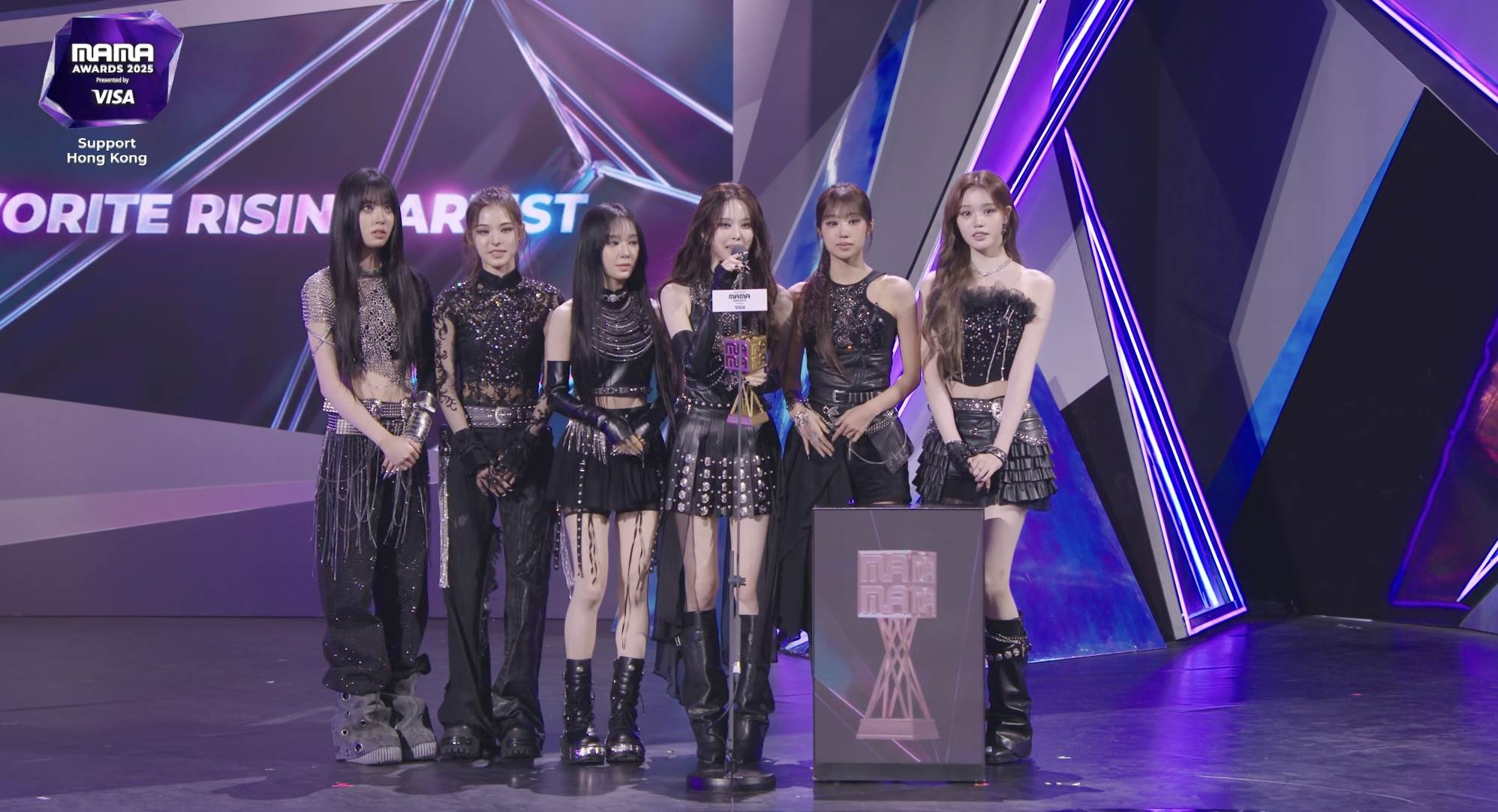 《2025 MAMA》FAVORITE RISING ARTIST izna。（圖／翻攝自Mnet Plus）