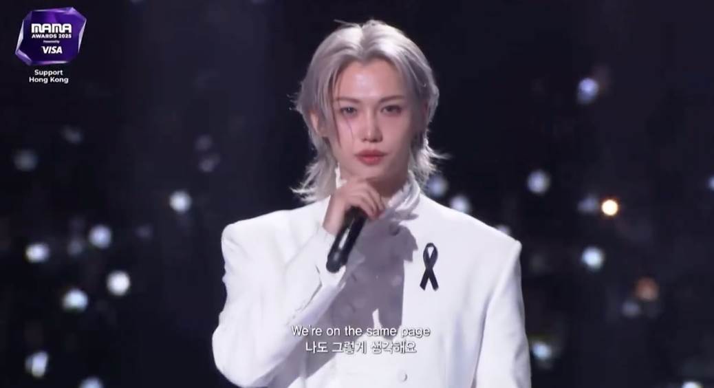 《2025 MAMA Awards》男團Stray Kids成員Felix（李龍馥）進行開場秀。（圖／翻攝自Mnet Plus）