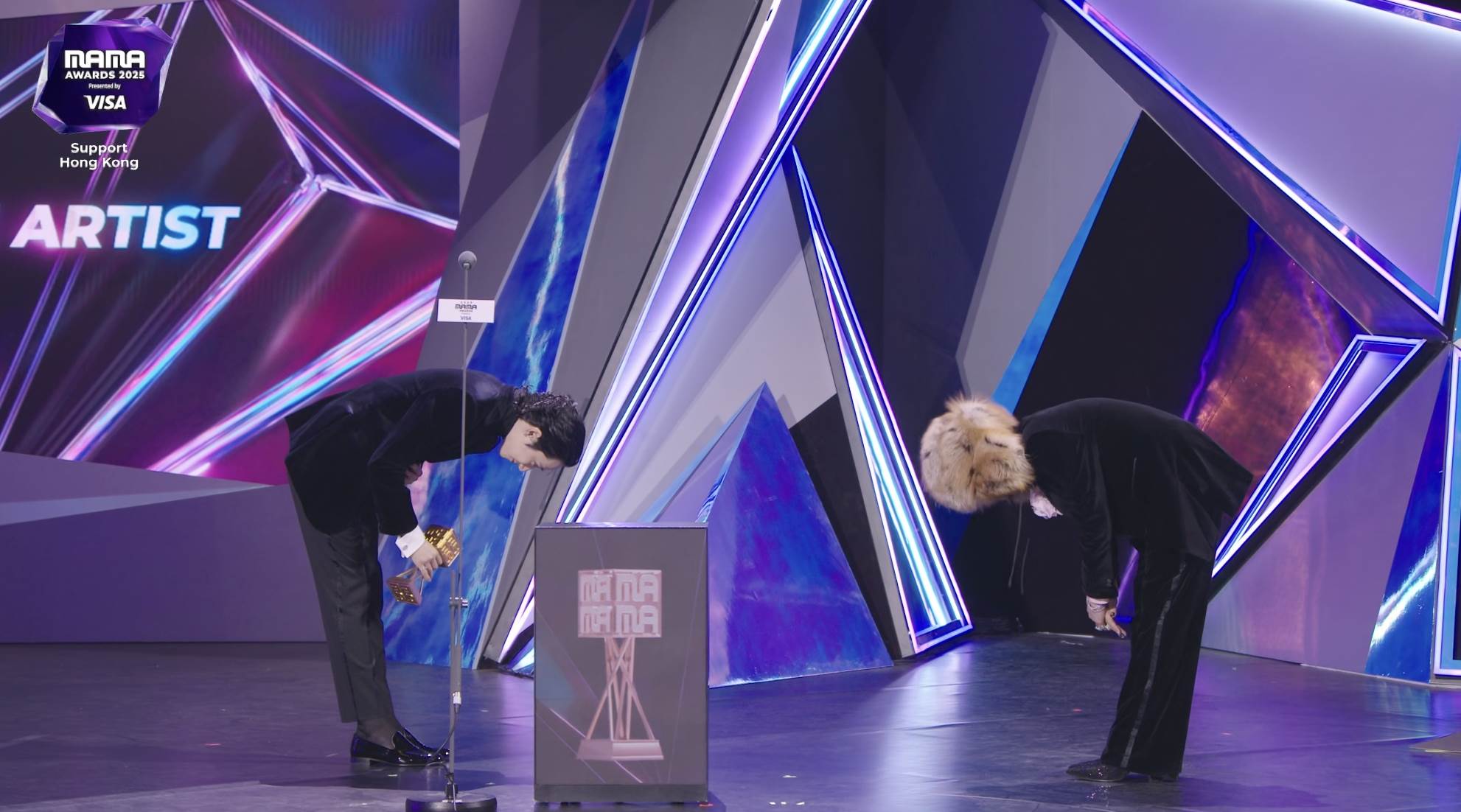 《2025 MAMA Awards》李洙赫頒獎給好友G-Dragon（GD，權志龍）時候，兩人還上演了「夫妻對拜」。（圖／翻攝自Mnet Plus）