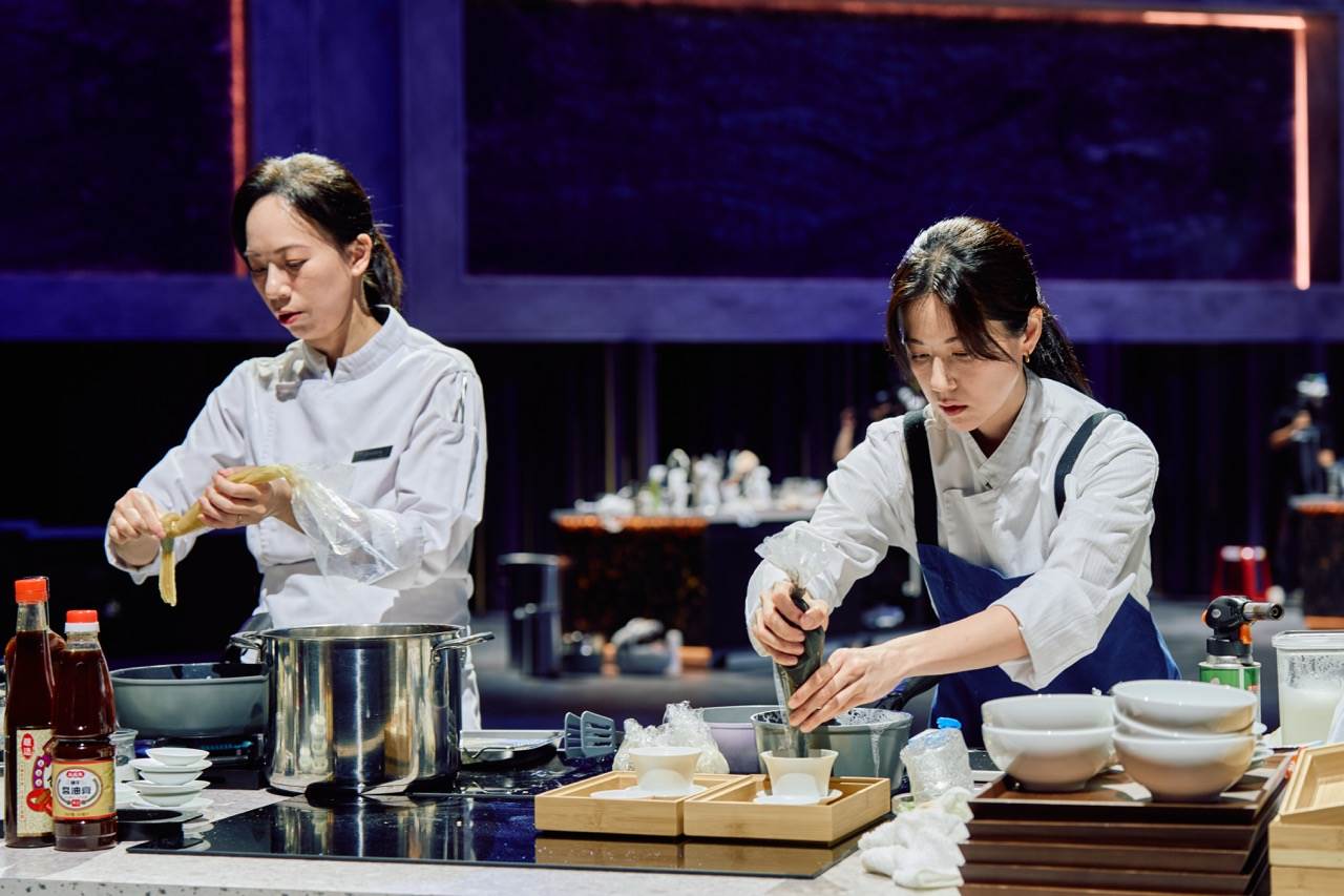 林予晞（右）試菜試到狂拉肚子。（圖／華視提供）