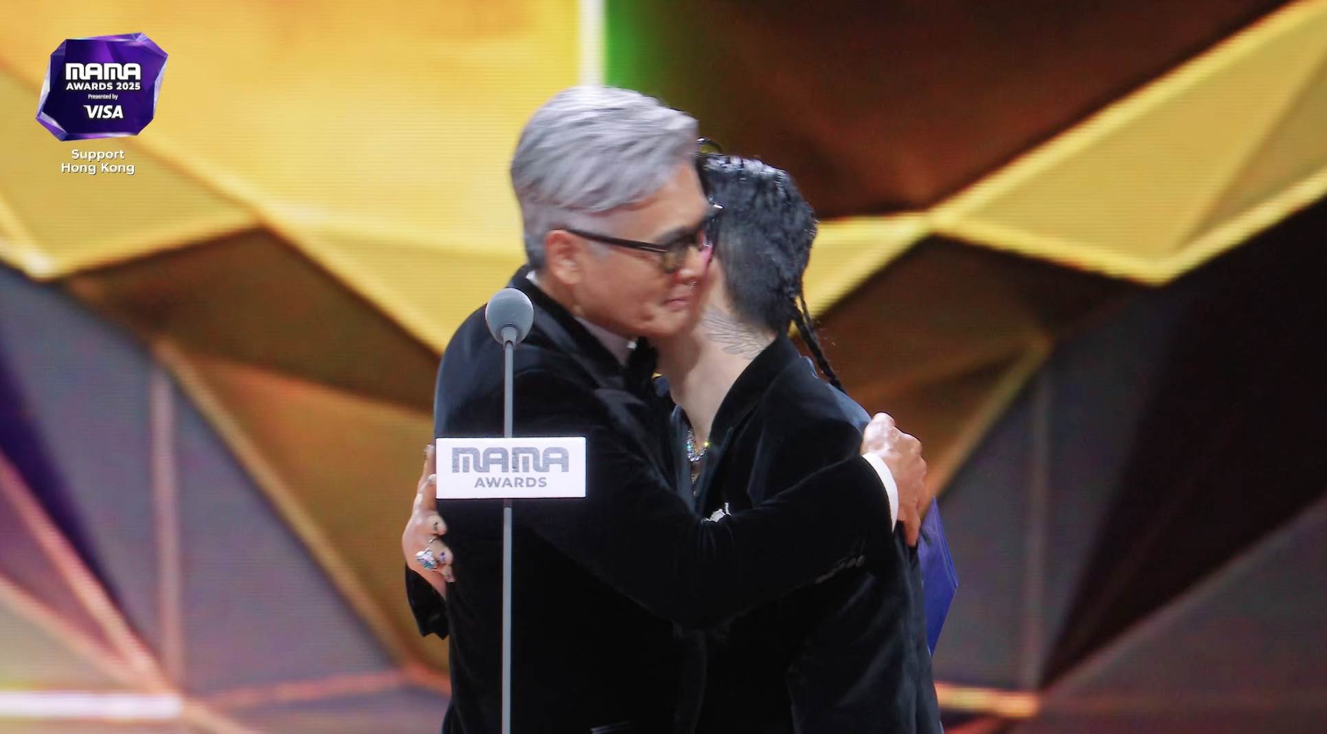 《2025 MAMA》周潤發現身擔任頒獎人，頒獎給<a href='https://star.ebc.net.tw/search/tags/G-Dragon/' target='_blank'>G-Dragon</a>。（圖／翻攝自Mnet Plus）