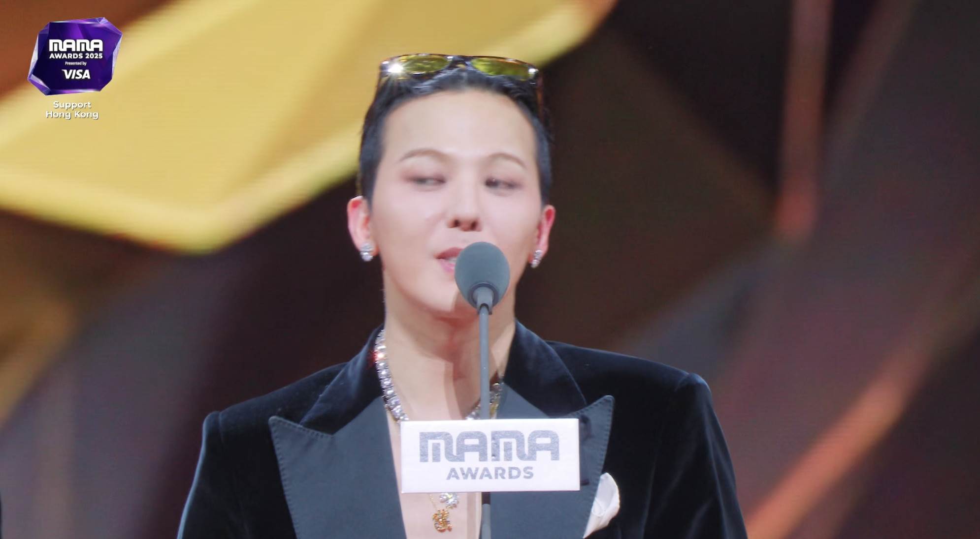 《2025 MAMA》周潤發現身擔任頒獎人，頒獎給G-Dragon。（圖／翻攝自Mnet Plus）