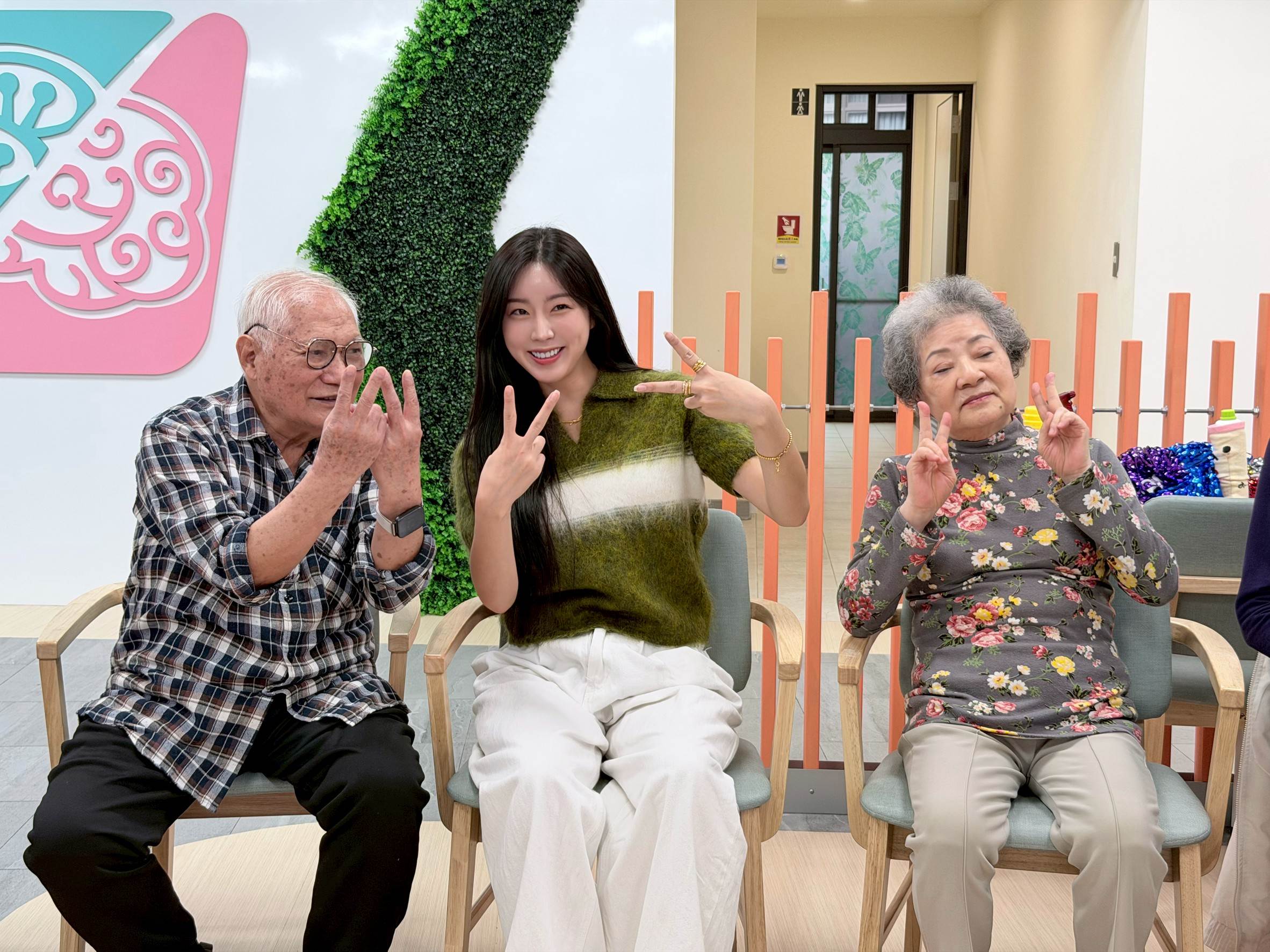 安芝儇陪伴長輩進行伸展活動。（圖／2S Sportainment提供）