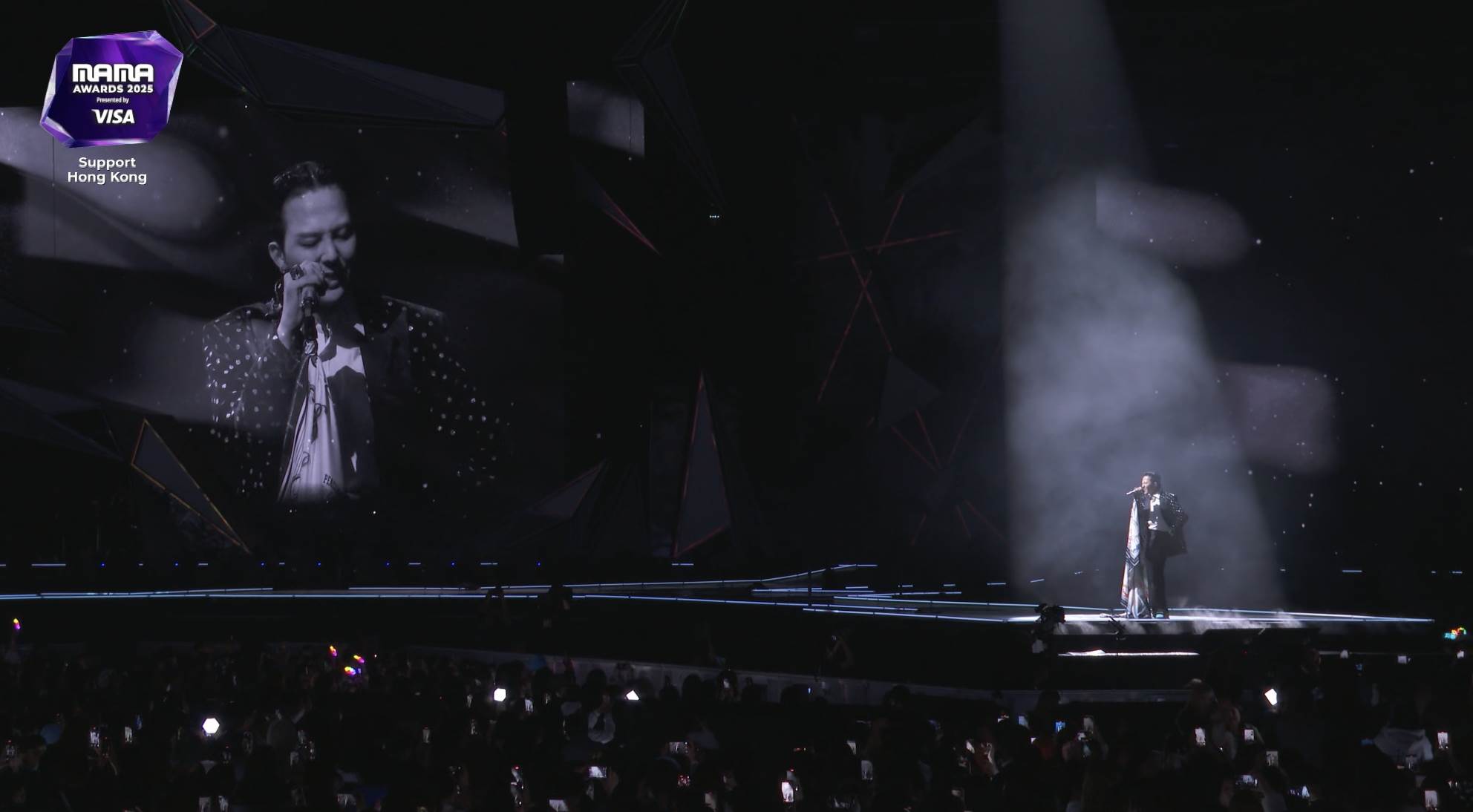 韓國男星GD（G-DRAGON，權志龍）在昨（29日）年末盛事《2025 MAMA》中擔任壓軸演出。（圖／翻攝自Mnet Plus）