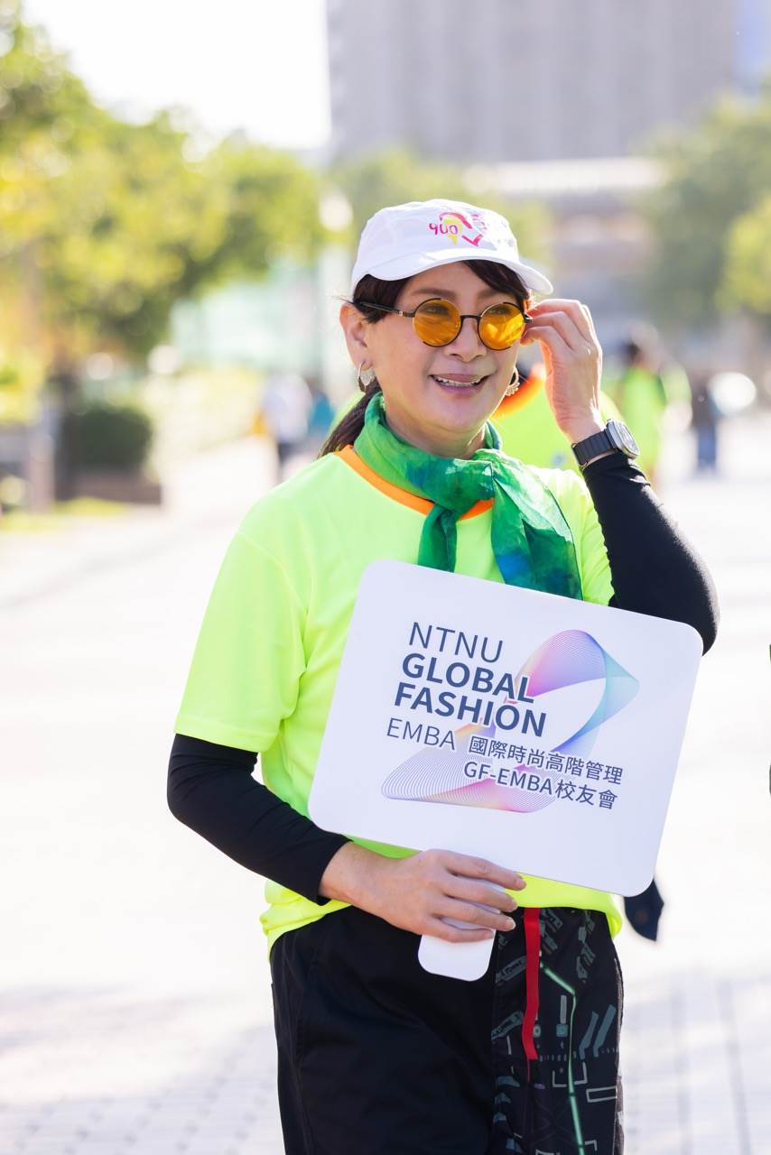 金鐘影帝陳亞蘭行善。（圖／臺師大GF-EMBA提供）