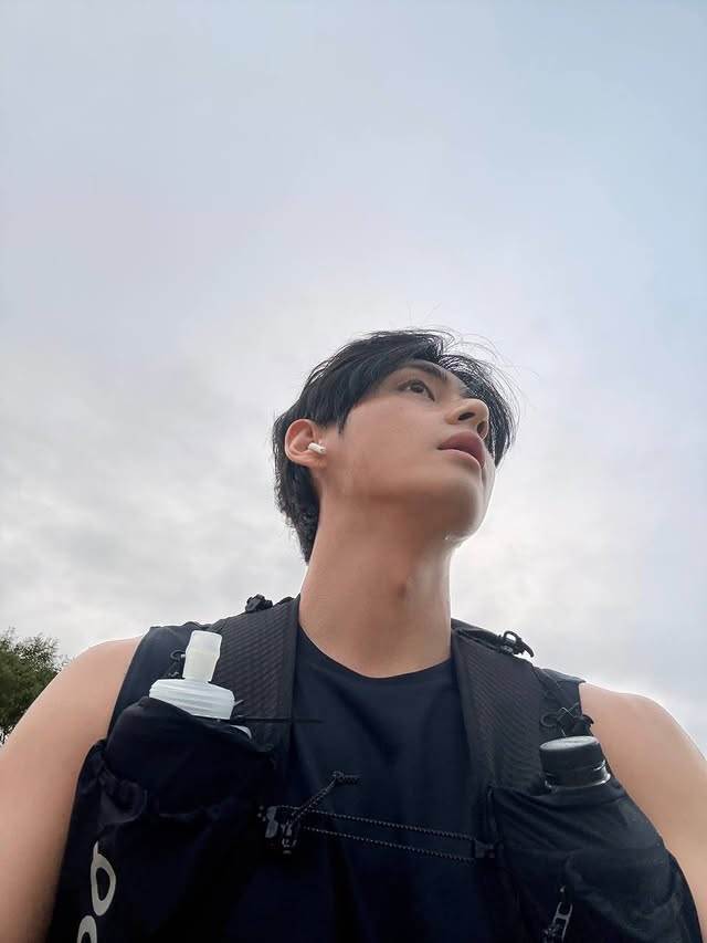 韓國男團BTS（防彈少年團）成員V（金泰亨）簡單一身黑的運動裝在漢江跑步。（圖／翻攝自V IG）