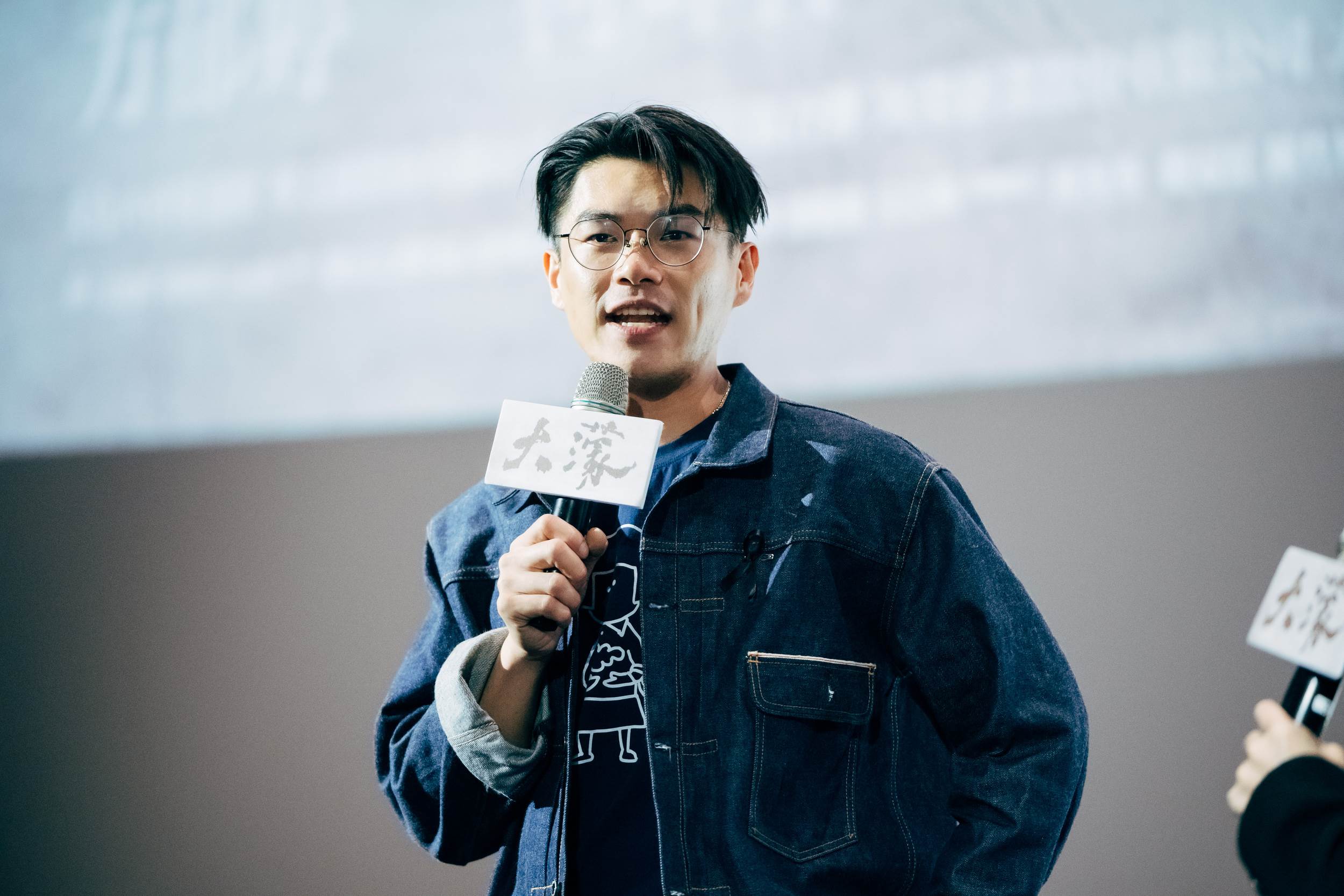 《大濛》柯煒林來到台南相當興奮，分享自己曾騎了2個多小時的腳踏車回到民宿地點，引起鄉親們一陣驚呼。（圖／華文創提供）