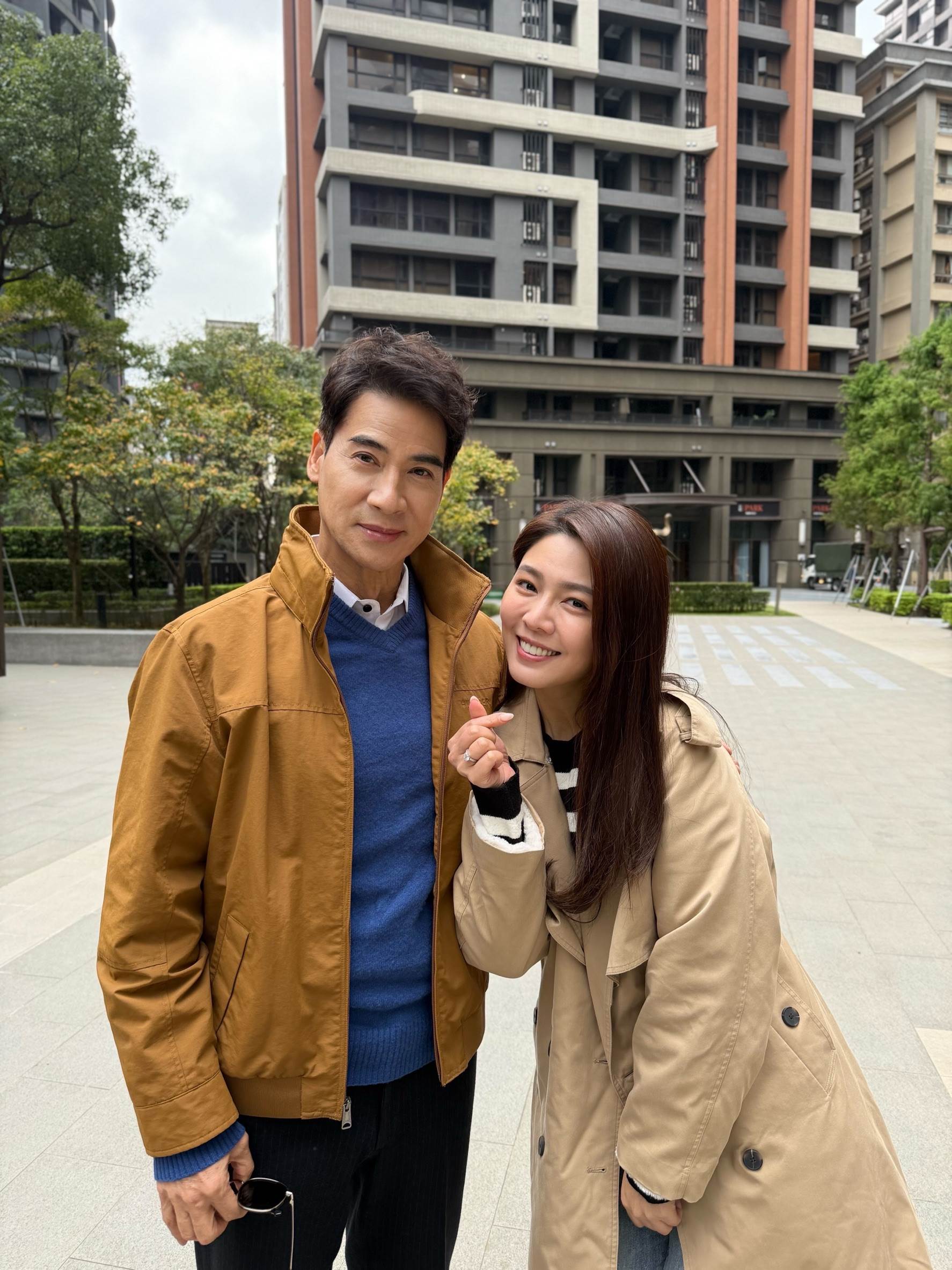 白家綺第一次見到翁家明，就忍不住衝上前問能不能合照。（圖／民視提供）