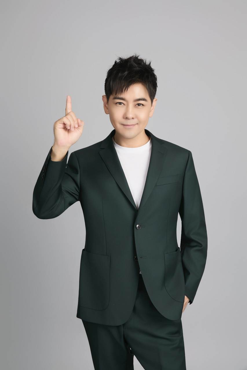 林志穎以一襲挺拔西裝亮相。（圖／大樹藥局提供）