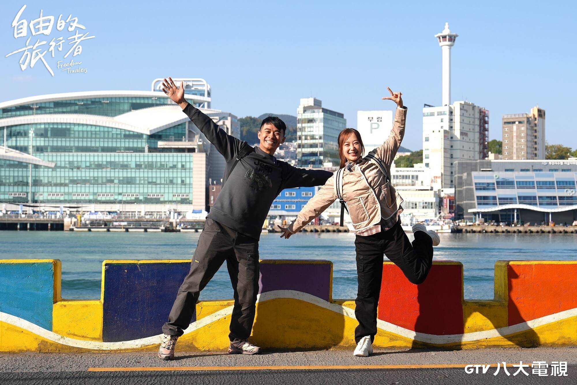 主持人融融（左）與咪蕾（右）深入當地文化、大啖海鮮美食。（圖／八大提供）