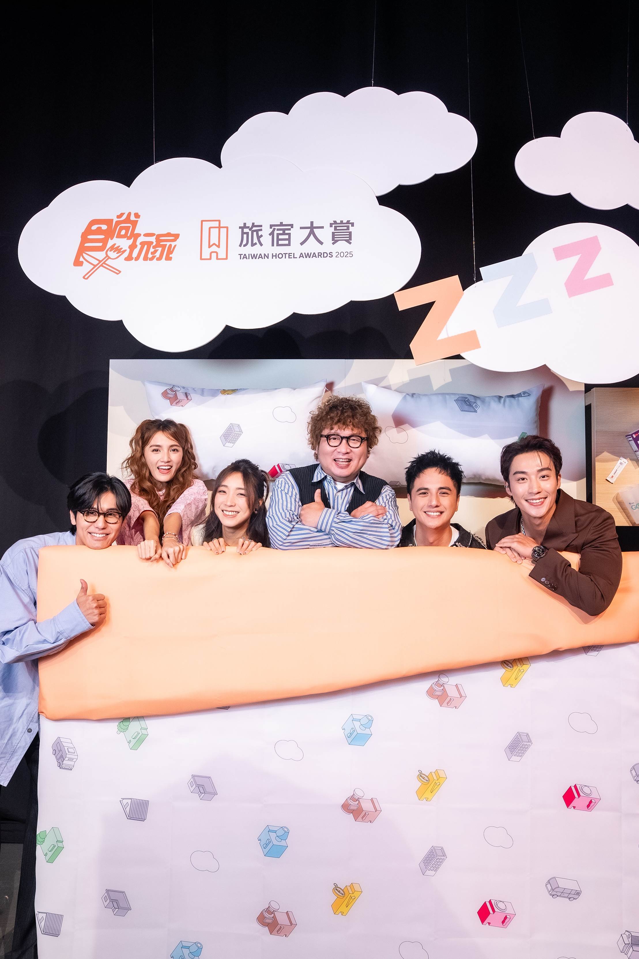 主持群風田（左起）、朵拉、梁舒涵、納豆、曾子余、卞慶華難得同框。（圖／TVBS提供）