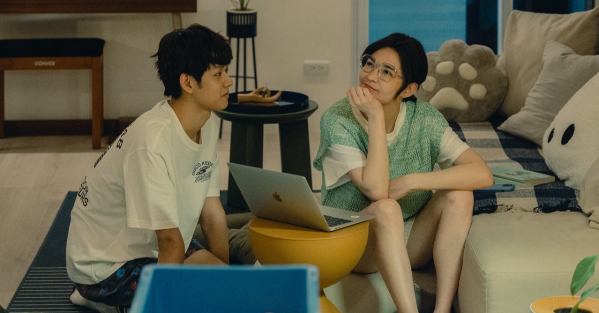 《整形過後》洪暐哲（左）是「向日葵弟弟」，看到張榕容（右）眼神就會亮起來。（圖／六魚文創提供）